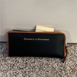 Dooney & Bourke Vintage Black and Tan Zip Wallet